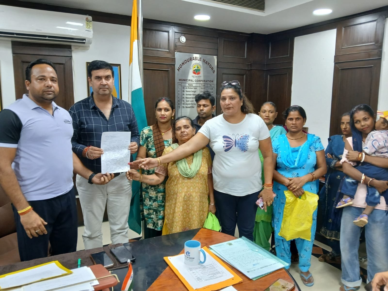 ਸ਼ਿਵ ਨਗਰ ਵਿਖੇ ਡੈਅਰੀ ਕਰਕੇ ਸੀਵਰੇਜ ਜਾਮ ਰਹਿਣ ਕਾਰਨ ਹੋਣ ਵਾਲੀ ਪ੍ਰੇਸ਼ਾਨੀ  ਸ਼ਿਵ ਨਗਰ ਇਲਾਕੇ ਦੇ ਨਿਵਾਸੀ ਸੋਸ਼ਲ ਵਰਕਰ ਲੱਕੀ ਸੰਧੂ ਅਤੇ ਸੋਨੀਆ ਪ੍ਰਧਾਨ  ਦੀ ਅਗਵਾਈ ਹੇਠ ਮੇਅਰ ਵਨੀਤ ਧੀਰ ਨੂੰ ਮਿਲੇ ।