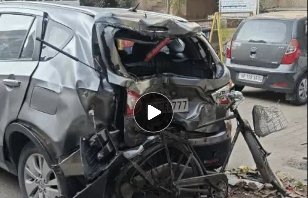 जालंधर में पूर्व मंत्री मनोरंजन कालिया के घर के बाहर हुआ हादसा, एक व्यक्ति बुरी तरह ज़ख़्मी 