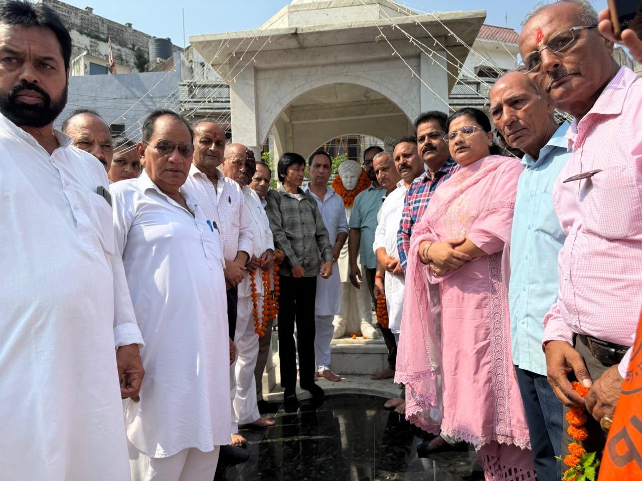 ਸ਼ਹੀਦ ਸ ਭਗਤ ਸਿੰਘ ਜੀ ਦੇ ਜਨਮ ਦਿਵਸ ਦੇ ਮੌਕੇ ਤੇ ਜ਼ਿਲਾ ਕਾਂਗਰਸ ਕਮੇਟੀ ਨੇ ਓਹਨਾ ਦੀ ਪ੍ਰਤਿਮਾ ਤੇ ਫੁੱਲ ਮਾਲਾਵਾਂ ਭੇਂਟ ਕੀਤੀਆਂ  ।