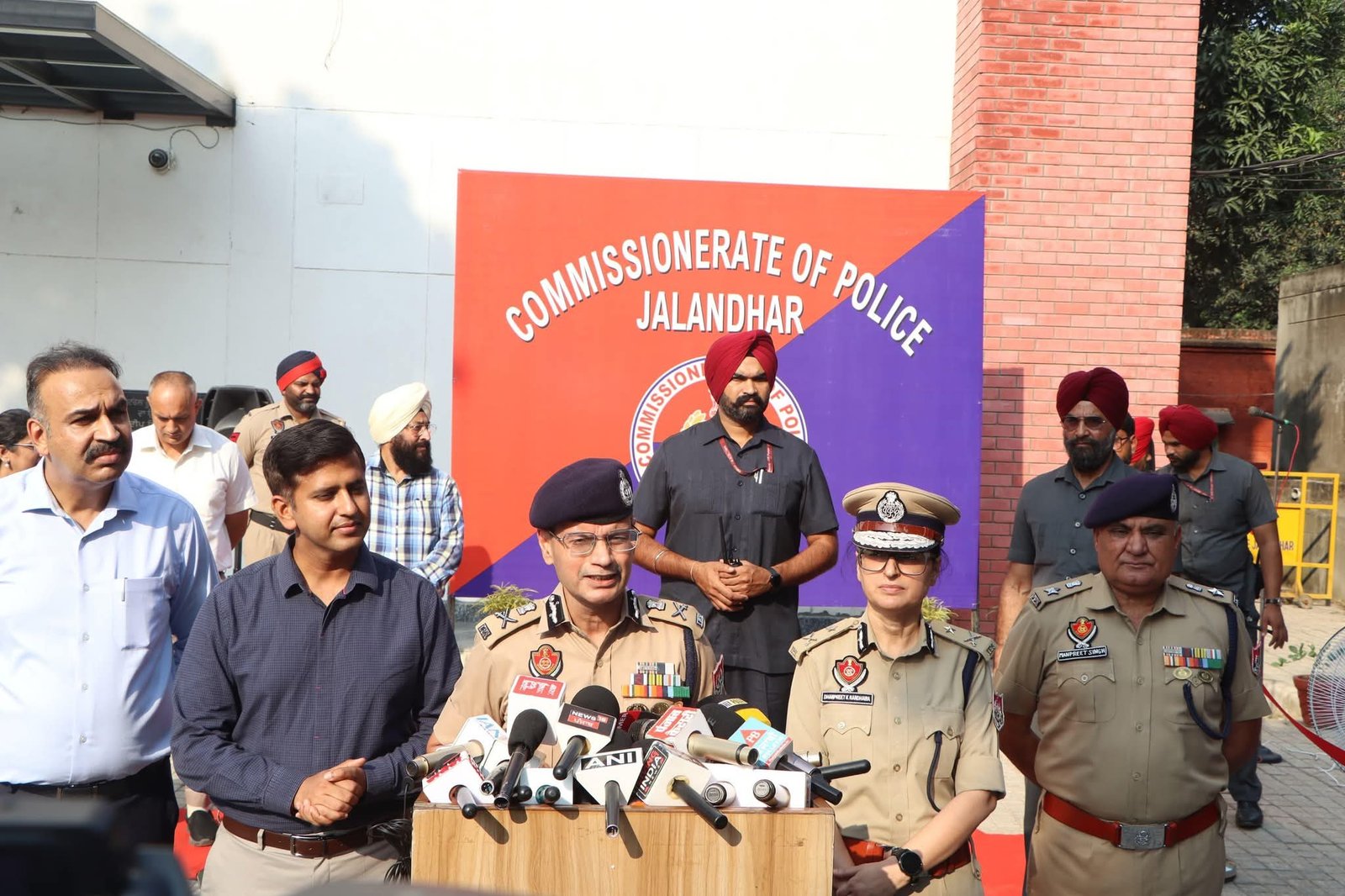 आप कैमरों की नजर में, DGP ने शुरू किया इंटेलीजेंट ट्रैफिक मैनेजमेंट सिस्टम, मोहाली के बाद जालंधर दूसरा शहर  एक सप्ताह तक नरमी बरतेगी पुलिस, चौराहों पर स्पीकरों के जरिए नियम तोड़ने वाले लोगों को जागरूक करेगी  पढ़ें पूरी खबर 