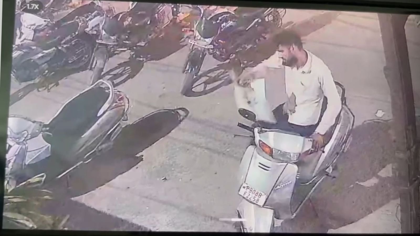 जालंधर अस्पताल के बाहर खड़ी दंपति की एक्टिवा चोरी, चोर सीसीटीवी में कैद, देखें video