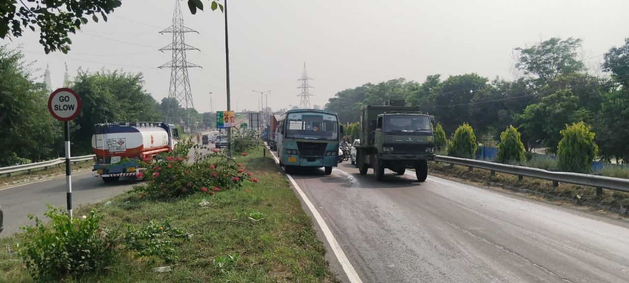 जालंधर में सवारियों से भरी बस की डीज़ल टंकी गिरी, हाईवे पर बिखरा डीजल, लगा जाम, देखें Video