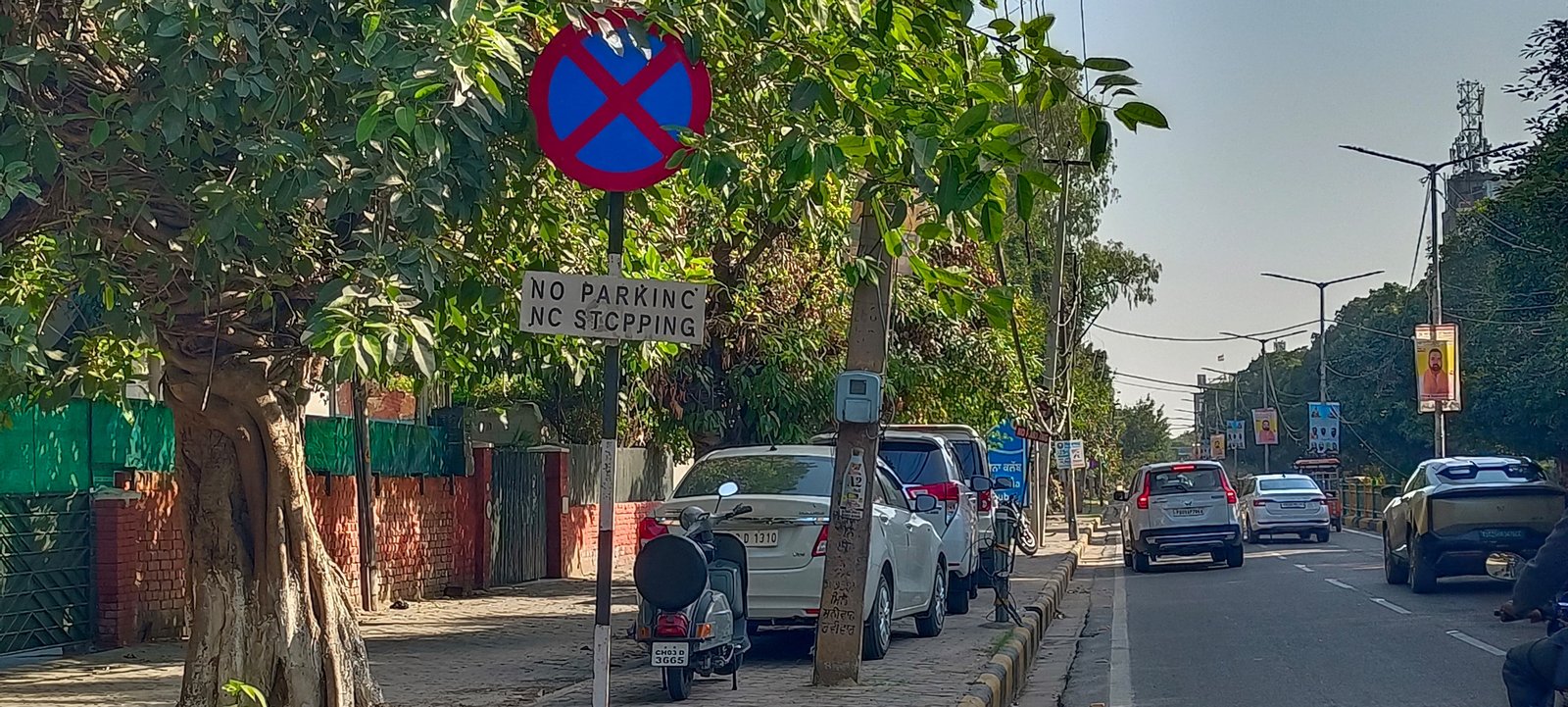 रेहड़ी, फड़ी व रसूखदारों का फुटपाथ पर कब्जा, लोग परेशान  पढ़ें पूरी खबर 