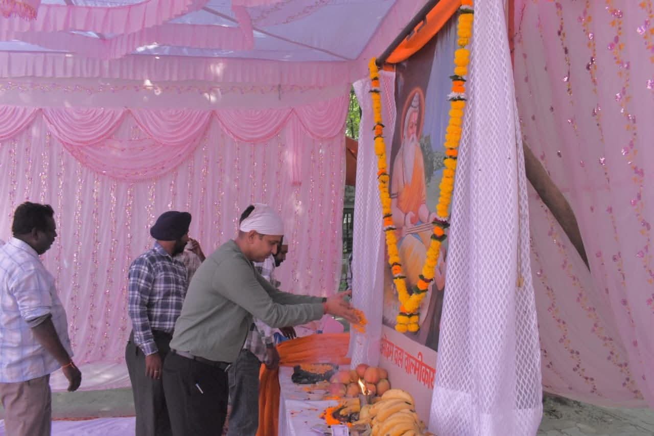 डीसी ने भगवान वाल्मीकि जी का लिया आशीर्वाद  पढ़े पूरी खबर