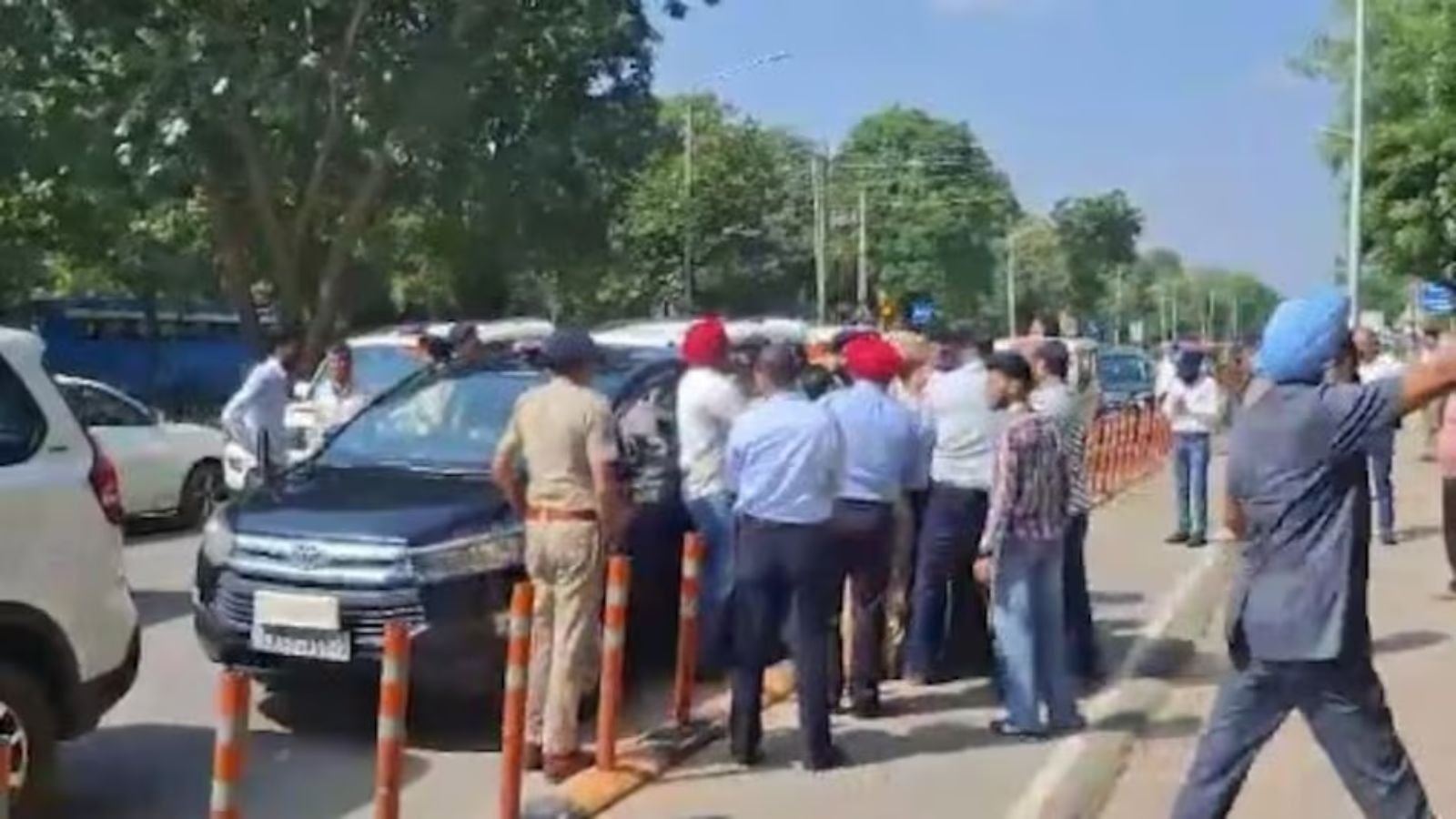 पंजाब और चंडीगढ़ पुलिस नवनीत चतुर्वेदी पर भिड़ी हाईकोर्ट पहुंच गया मामला, देखो Video 