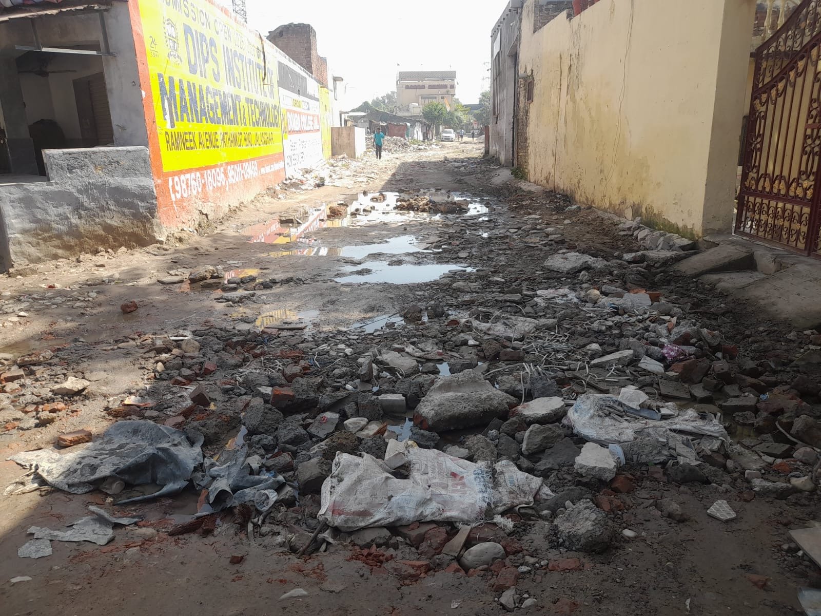 ਚਗਿੱਟੀ ਗੁਰੂ ਨਾਨਕਪੁਰਾ ਦੀ ਪੁਰਾਣੀ ਸੜਕ ਉਹਨੂੰ ਤੋੜ ਕੇ ਭੁੱਲ ਗਈ ਹੈ ਨਗਰ ਨਿਗਮ ।