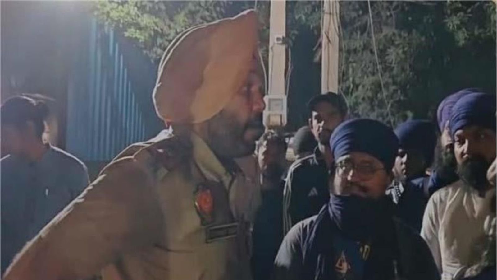 'तुम्हारी पगड़ी उतार देंगे!' - जालंधर थाने के बाहर SHO-निहंगों में तीखी बहसबाज़ी, देखो Video