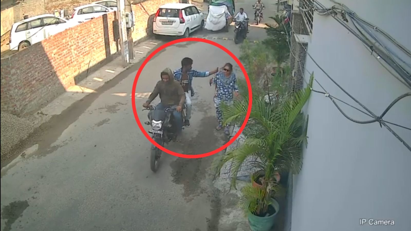 मिट्ठापुर में सुबह-सुबह महिला की सोने की बालियां छीनकर स्नैचर फरार, देखें Video