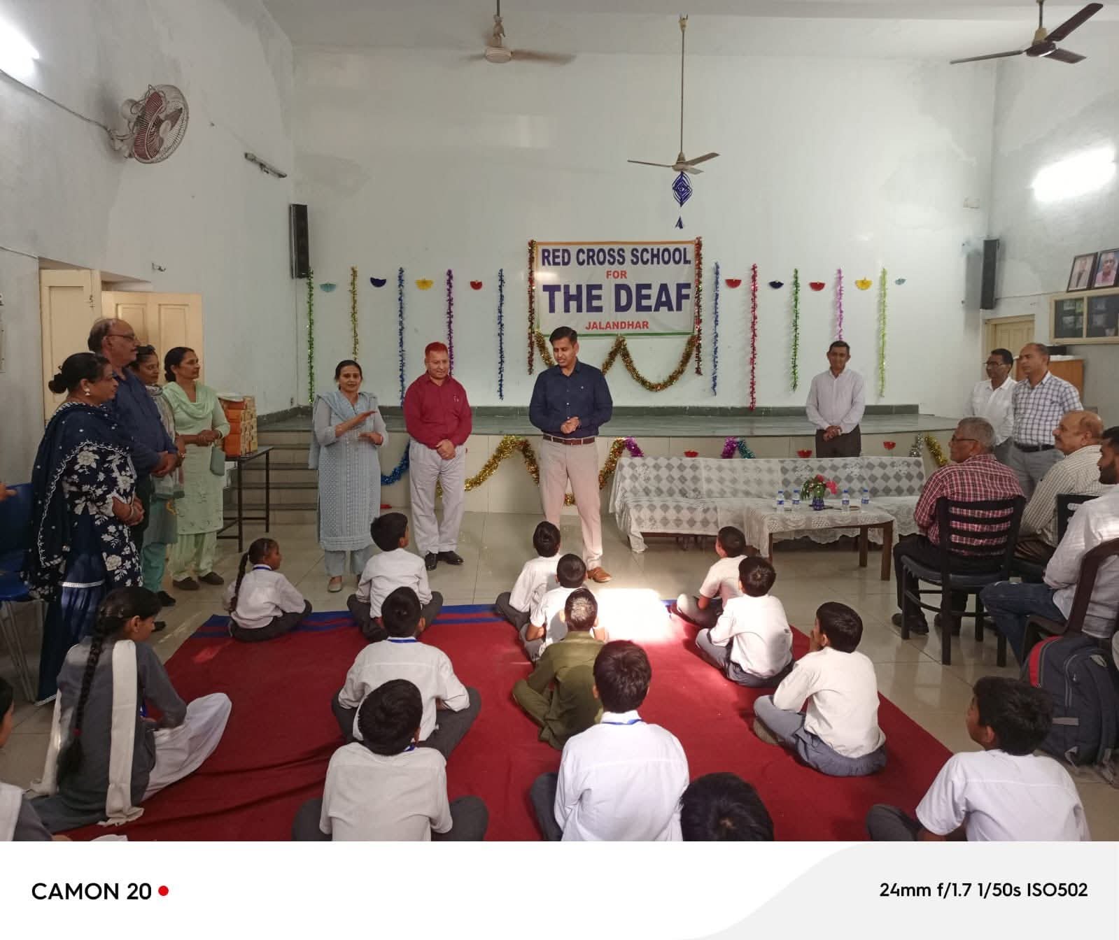 डीसी ने स्पेशल बच्चों और बुजुर्गों को बांटी मिठाइयां  पढ़े पूरी खबर