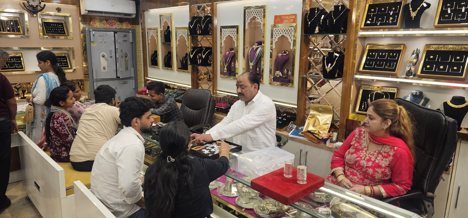 शुभ खरीदारी से बाजार में धन वर्षा, धनतेरस पर पहली बार सुबह 7:30 बजे खुली सराफा मार्केट  पिछले वर्ष के मुकाबले इस बार अधिक दिखा लोगों में उत्साह  पढ़ें पूरी खबर 