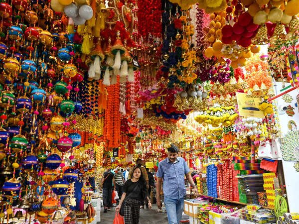 दीपावली पर रोशन हुए शहर के बाजार  आटो से लेकर इलेक्ट्रानिक्स व गिफ्ट मार्केट में हुई खरीदारी, सुबह से देर रात तक मार्केट में रही भीड़