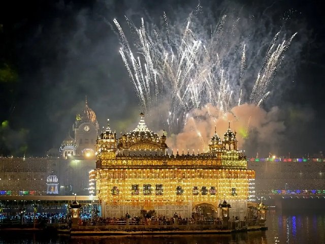 श्री दरबार साहिब में आज बंदी छोड़ दिवस पर एक लाख दीयों की रोशनी और भव्य आतिशबाजी  पढ़ें पूरी खबर 