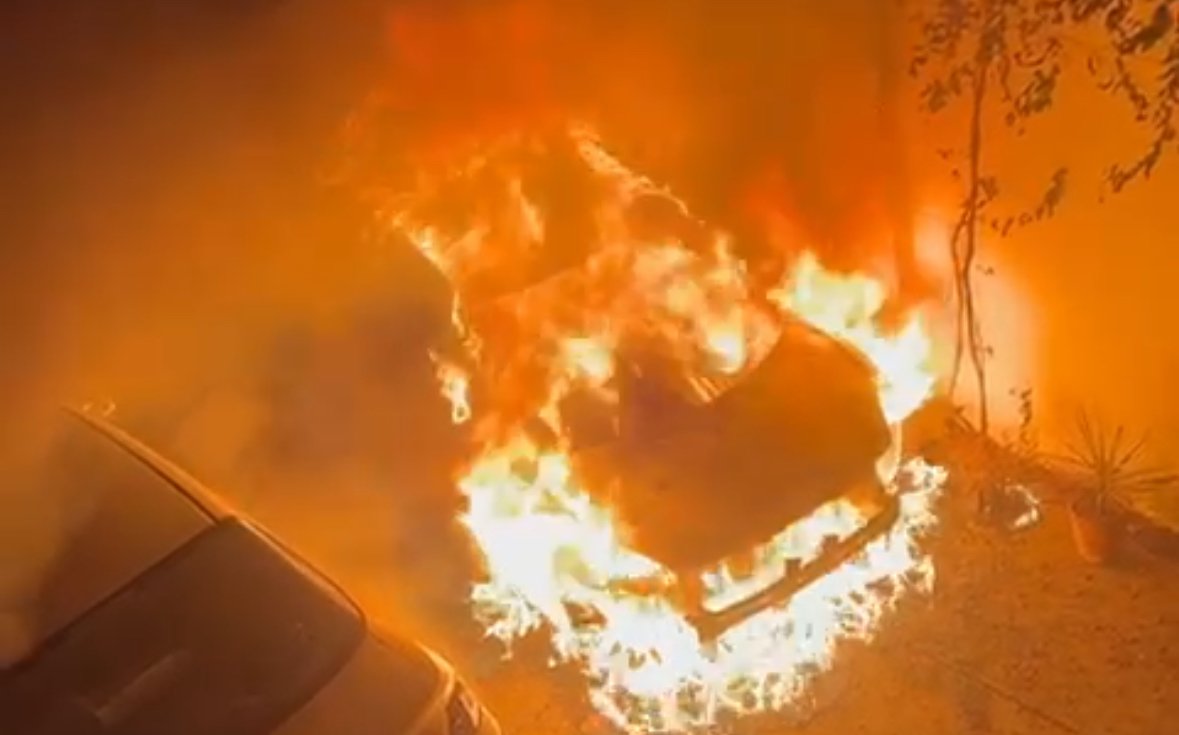 जालंधर घर में खड़ी कार जलकर राख, बड़ा हादसा होने से बचा, देखे Video 