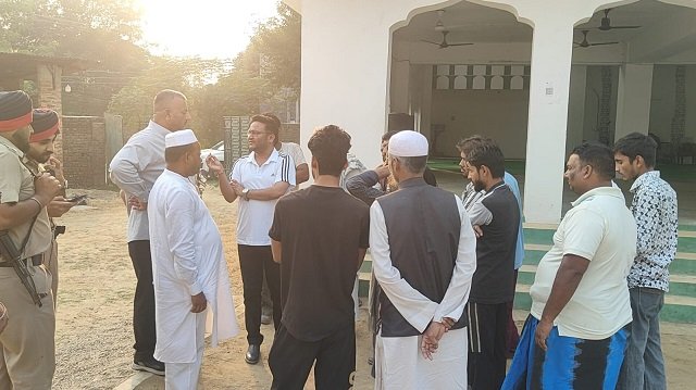 जालंधर में मस्जिद में जूतों सहित घुसे युवक, मुस्लिम समुदाय में रोष, इलाके में प्रशासन ने बढ़ाई सुरक्षा  पढ़ें पूरी खबर 