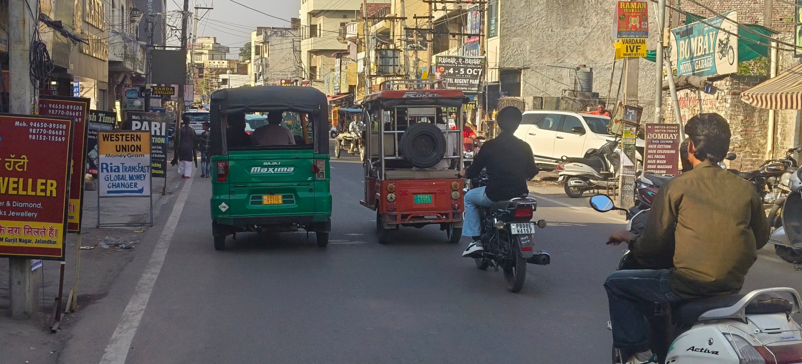 शहर में बेलगाम ई-रिक्शा और आटो बढ़ा रहे जाम, लोग परेशान, समस्या ज्यादा गंभीर  पढ़ें पूरी खबर 