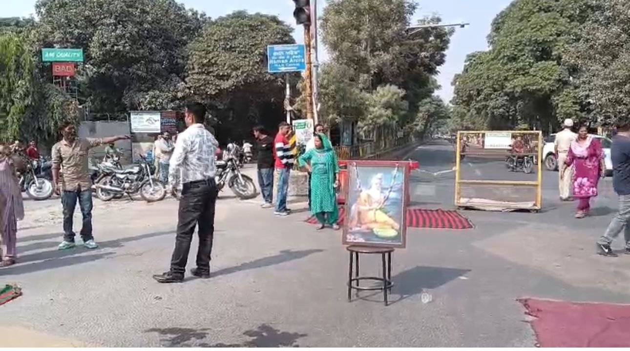 जालंधर में वाल्मीकि महाराज जी की प्रतिमा के साथ बेअदबी, फुटबॉल चौक किया जाम, देखें Video