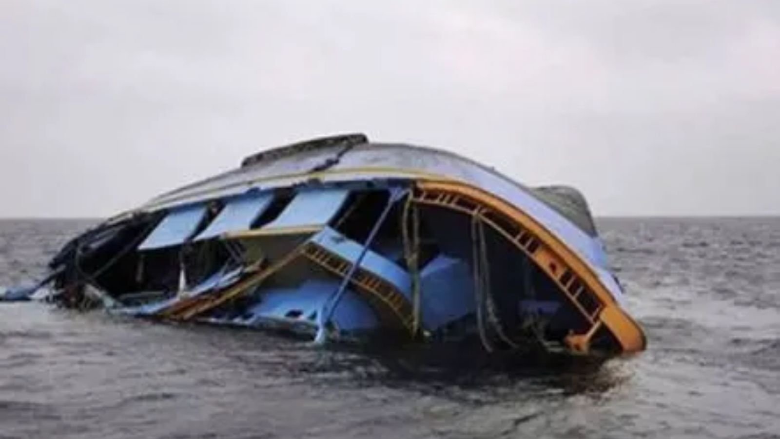 यूपी में बड़ा हादसा, लोगों को लेकर जा रही नाव पलटी, 8 लापता