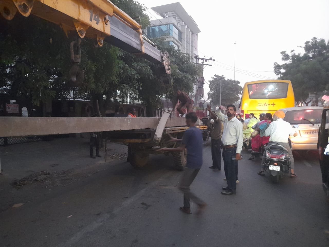 ਪਾਵਰਕਾਮ ਨੇ ਸੜਕਾਂ ਤੇ ਸੈਂਟਰ ਬ੍ਰਿਜ ਵਿੱਚ ਅਤੇ ਫੁੱਟਪਾਥਾਂ ਤੇ ਫਾਲਤੂ ਪੇਏ ਲਵਾਰਸ ਬਿਜਲੀ ਦੇ ਖੰਬਿਆਂ ਨੂੰ ਚੁਕਿਆ ।