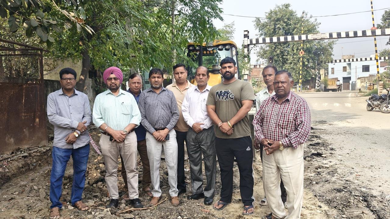 ਕੌਂਸਲਰ ਸੀਮਾ ਰਾਣੀ ਬਦਨ ਤੇ ਉਸਦੇ ਪਤੀ ਚਰਨਜੀਤ ਬਧਨ ਦੀ ਮਿਹਨਤ ਸਦਕਾ ਰਾਮ ਨਗਰ ਗਾਜ਼ੀ ਗੁੱਲਾ ਜੀ ਨਵੀਂ ਸੜਕ ਦਾ ਕੰਮ ਸ਼ੁਰੂ ਹੋਇਆ ।