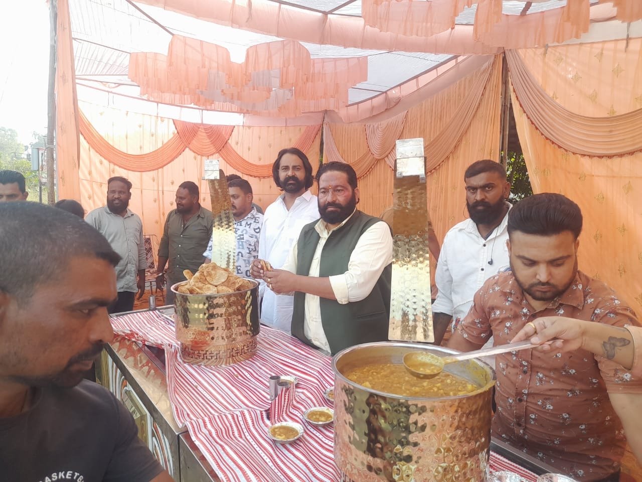 ਸ਼ਮੀ ਲੂਥਰ ਨੇ ਆਪਣੇ ਜਨਮਦਿਨ ਤੇ ਗੁਰੂ ਗੋਬਿੰਦ ਸਿੰਘ ਐਵਨਿਊ ਦੇ ਬਾਹਰ ਲੰਗਰ ਲਗਾਇਆ |