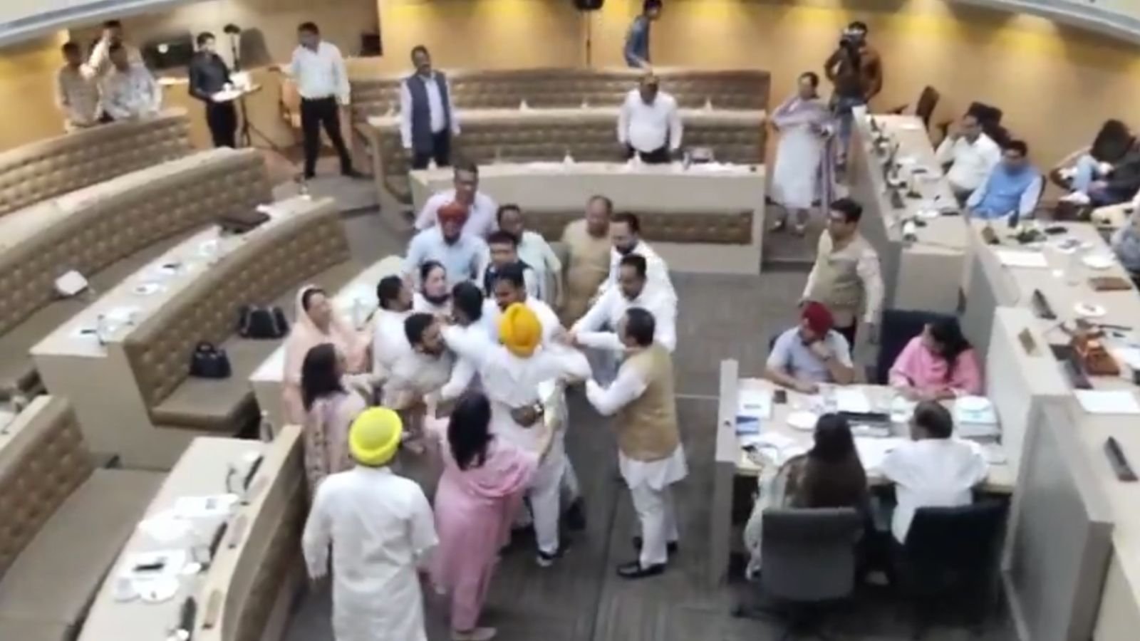 नगर निगम मीटिंग में हंगामा: कांग्रेस-भाजपा पार्षदों के बीच तीखी नोकझोंक, मामला हाथापाई तक पहुंचा, देखें Video