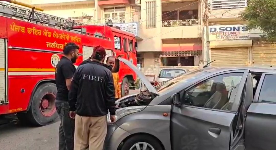 जालंधर में आग का गोला बनी सड़क पर चलती कार, बाल-बाल बचे बुजुर्ग दंपति  पढ़ें पूरी खबर 