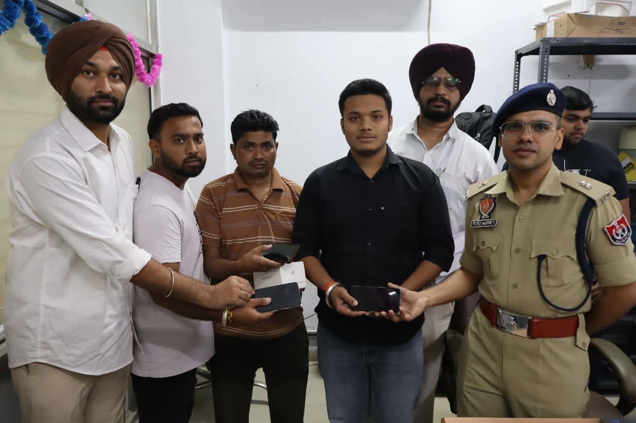 कमिश्नरेट पुलिस ने चोरी और गुम 50 हुए मोबाइल फोन मालिकों को लौटाए  पढ़ें पूरी खबर 
