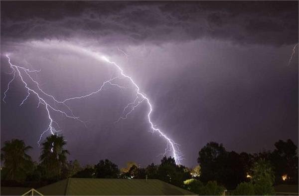 जालंधर में भी मौसम ने बदला मिजाज, आंधी तूफ़ान के साथ-साथ शुरू हुई बारिश 