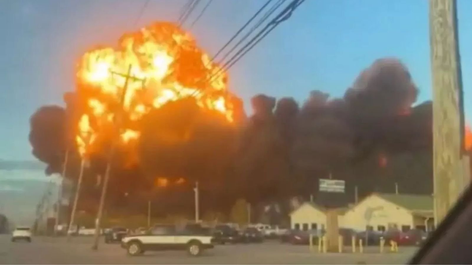 अमेरिका में बड़ा हादसा, उड़ान भरने के कुछ मिनट बाद क्रैश हुआ प्लेन, देखें Video