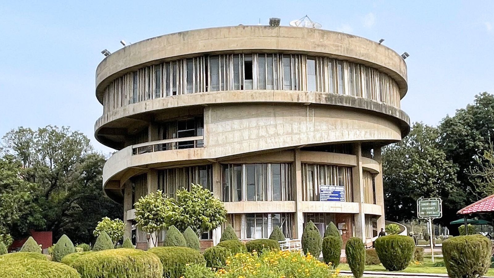 स्टूडेंट्स के आगे झुकी केंद्र सरकार, PU के सीनेट-सिंडिकेट भंग करने का फैसला वापिस लिया