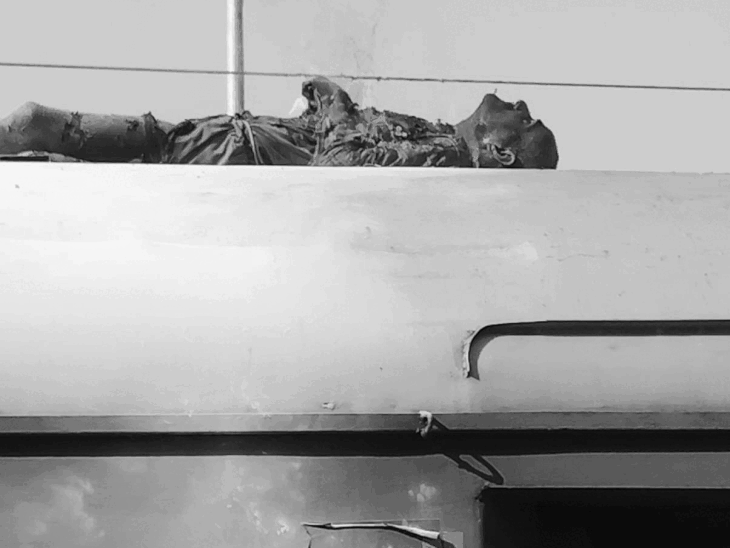 ट्रेन की छत पर चढ़कर हाईटेंशन तारों को पकड़ने से जला व्यक्ति  पढ़ें पूरी खबर 