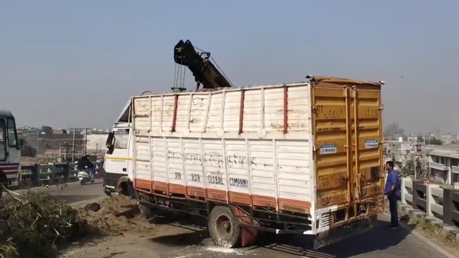 जालंधर में लम्मा पिंड के पास ट्रक पलटा, नेशनल हाईवे पर लगा जाम