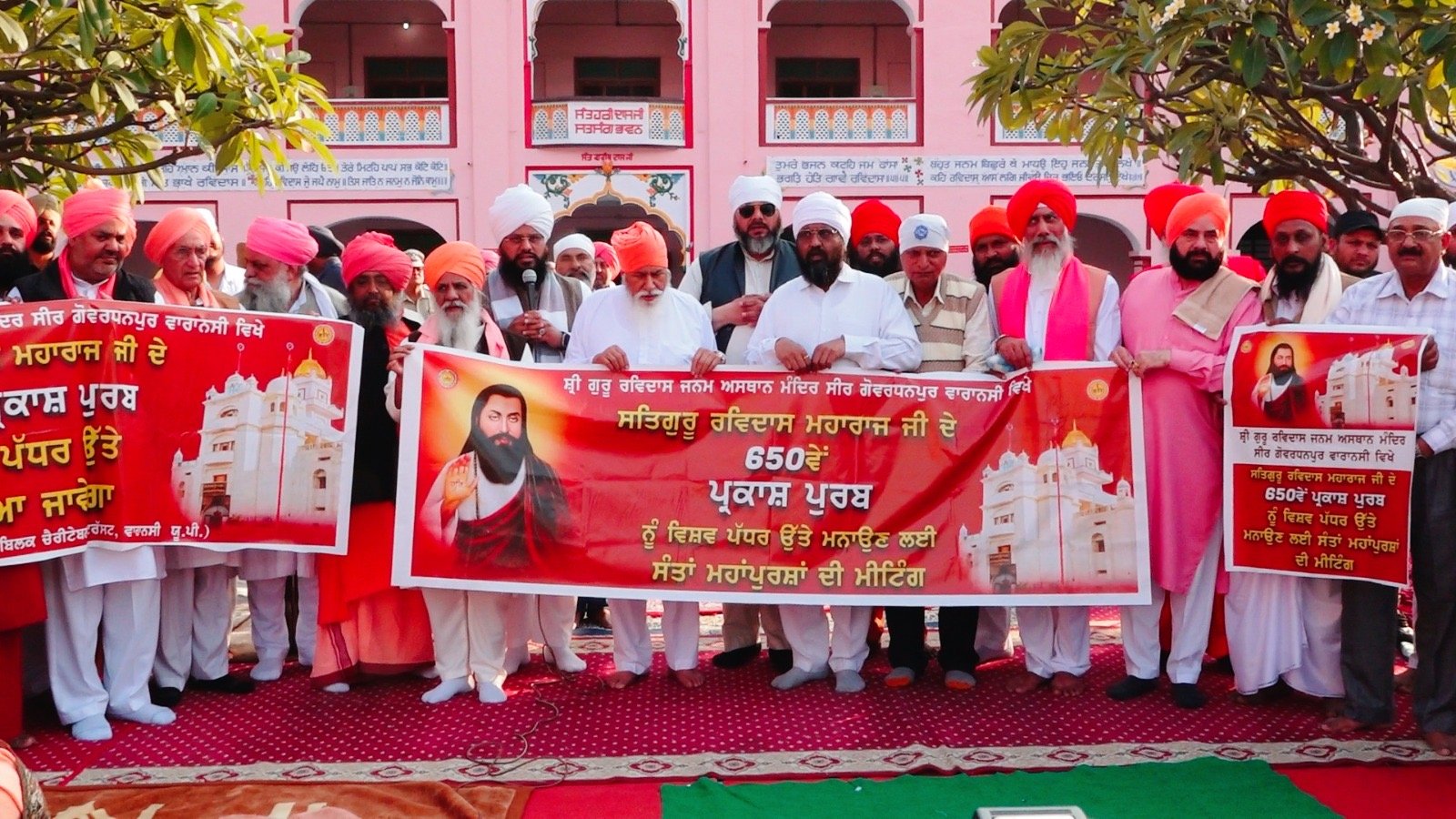 ਡੇਰਾ ਸੱਚ ਖੰਡ ਬੱਲਾਂ ਵਿਖੇ ਮੀਟਿੰਗ ਵਿੱਚ ਫੈਸਲਾ ਕੀਤਾ ਕਿ ਸ਼੍ਰੀ ਗੁਰੂ ਰਵਿਦਾਸ ਜੀ ਦਾ ਪ੍ਰਕਾਸ਼ ਦਿਹਾੜਾ  ਪੱਧਰੀ ਸਮਾਗਮ  ਵਿਸ਼ਵ ਪੱਧਰ ਤੇ ਮਨਾਇਆ ਜਾਵੇਗਾ ।