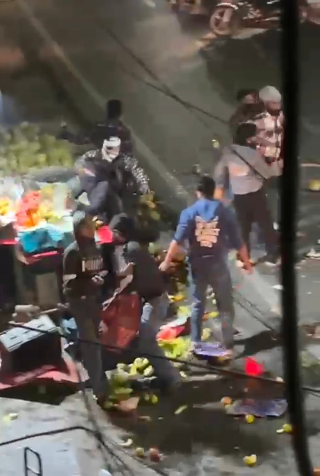 जालंधर में बदमाशों की सरेआम गुंडागर्दी, हथियार लहरा जमकर की तोड़फोड़  पढ़ें पूरी खबर 