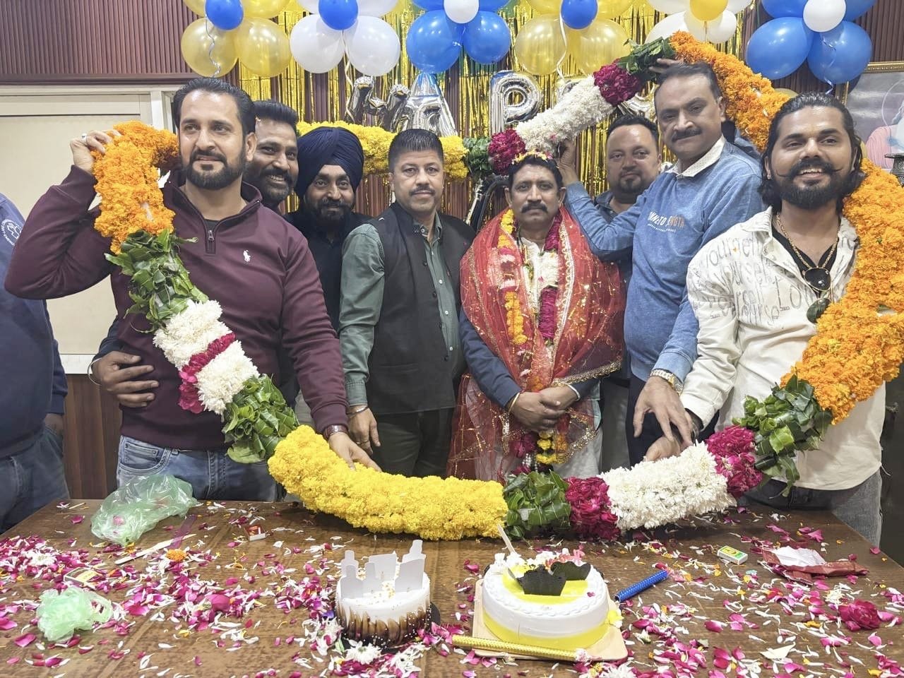 ਸ੍ਰੀ ਸਿੱਧ ਬਾਬਾ ਸੋਡਲ ਸੁਧਾਰ ਸਭਾ ਦੇ ਪ੍ਰਧਾਨ ਪੰਕਜ ਚੱਡਾ ਨੇ ਸਾਥੀਆਂ ਨਾਲ ਨਗਰ ਨਿਗਮ ਯੂਨੀਅਨ ਦੇ ਪ੍ਰਧਾਨ ਬੰਟੂ ਸੱਭਰਵਾਲ ਦਾ ਜਨਮ ਦਿਨ ਮਨਾਇਆ ।