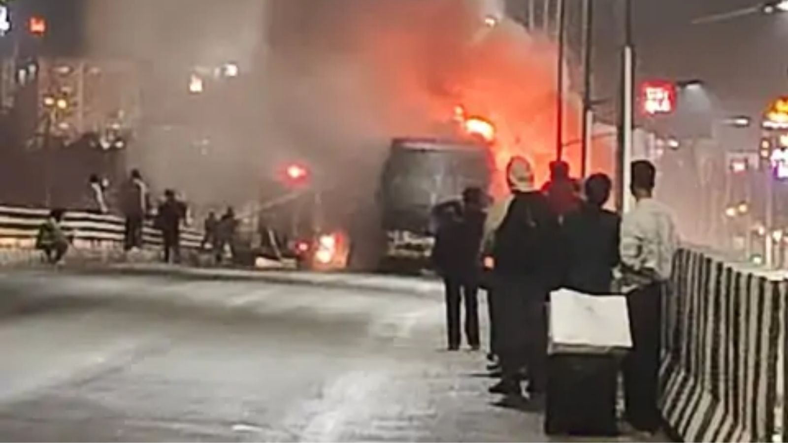 अमृतसर जा रही टूरिस्ट बस धू-धू कर जली… सेकंडों में कैसे टला बड़ा हादसा?