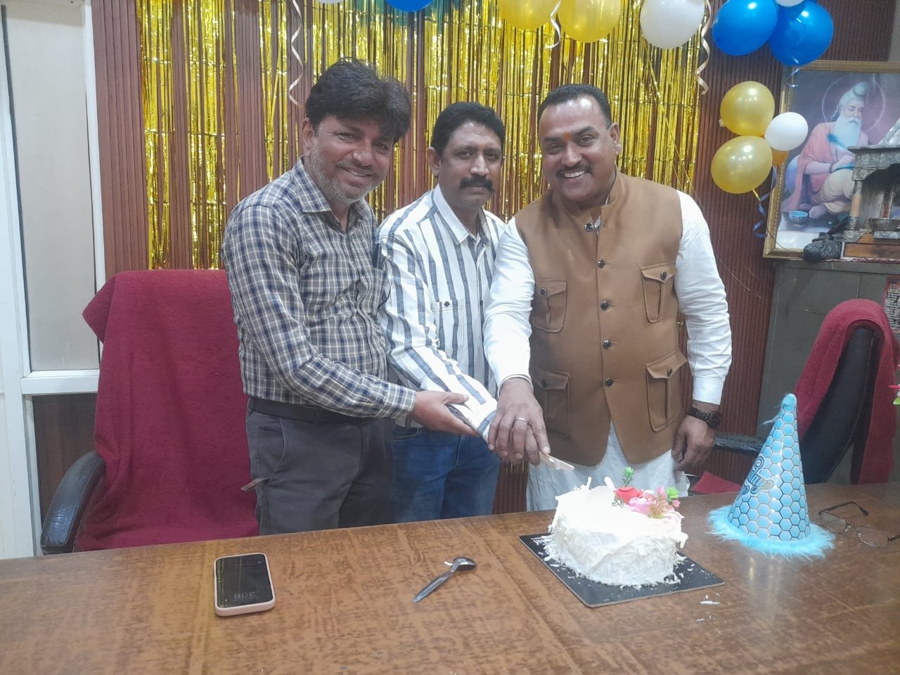 ਪ੍ਰਦੀਪ ਖੁੱਲਰ ਨੇ ਨਗਰ ਨਿਗਮ ਦੇ ਪ੍ਰਧਾਨ ਬੰਟੂ ਸੱਭਰਵਾਲ ਦੇ ਦਫਤਰ ਪਹੁੰਚ ਕੇ ਉਹਨਾਂ ਦੇ ਜਨਮ ਦਿਨ ਦਾ ਕੇਕ ਕਟਿਆ ।