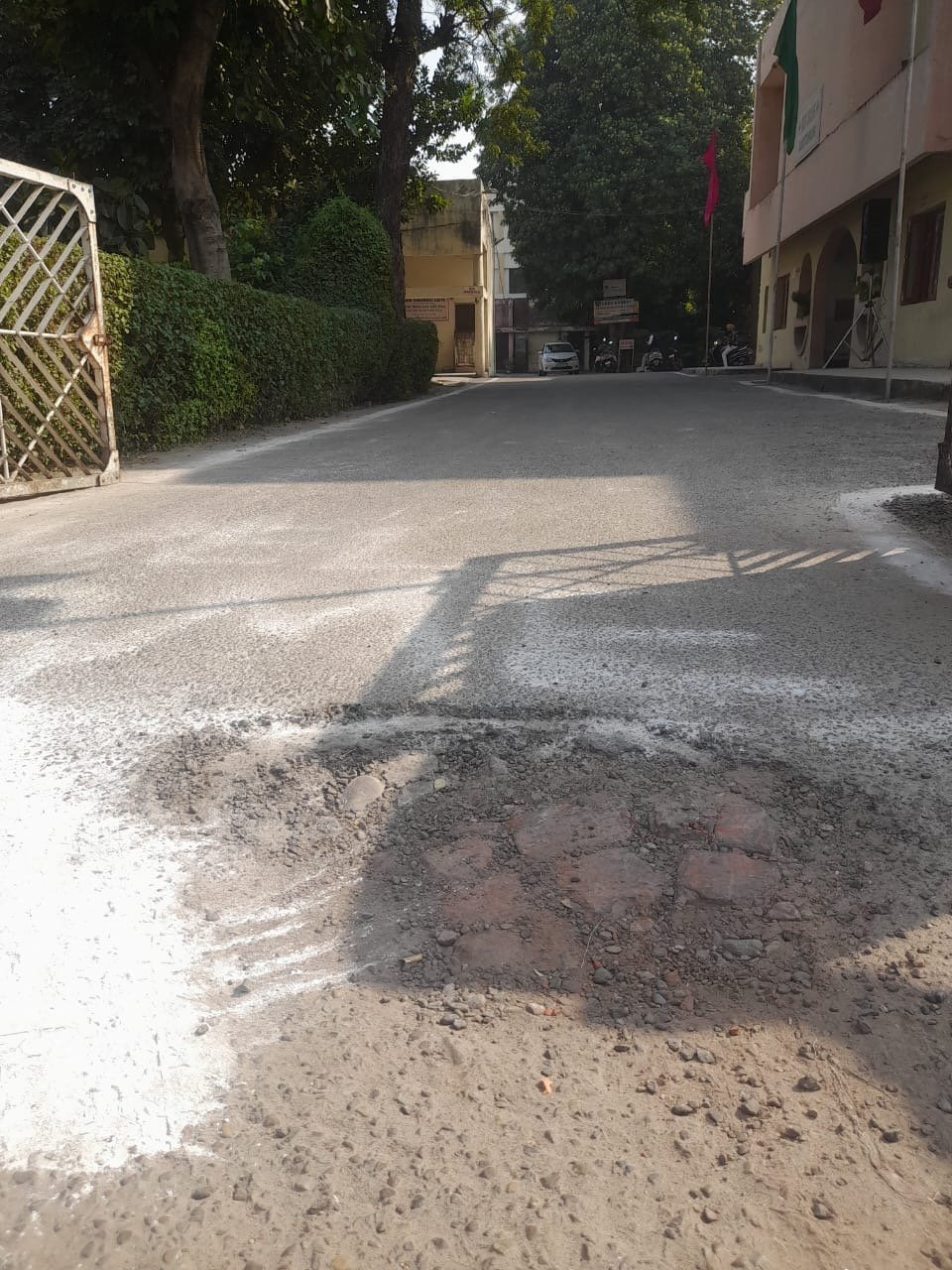 ਨਗਰ ਨਿਗਮ ਨੇ ਰੈੱਡ ਕਰਾਸ ਭਵਨ ਵਿੱਚ ਹਾਊਸ ਦੀ ਮੀਟਿੰਗ ਲਈ ਪੂਰੀ ਤਿਆਰੀ ਕੀਤੀ, ਸਕੜਾਂ ਤੇ ਚੂਨਾ ਤੱਕ ਲਗਵਾਇਆ ਪਰ ਟੋਏ ਭਰਨਾ ਭੁੱਲ ਗਏ ।