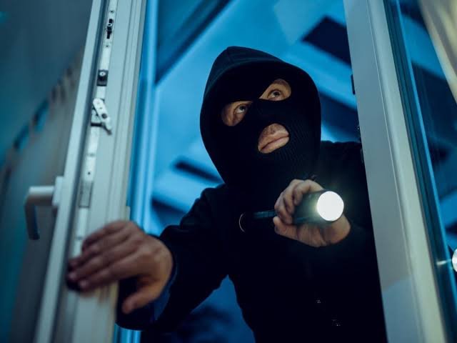 घर से गहने व नकदी चोरी, जांच में जुटी पुलिस   पढ़ें पूरी खबर 