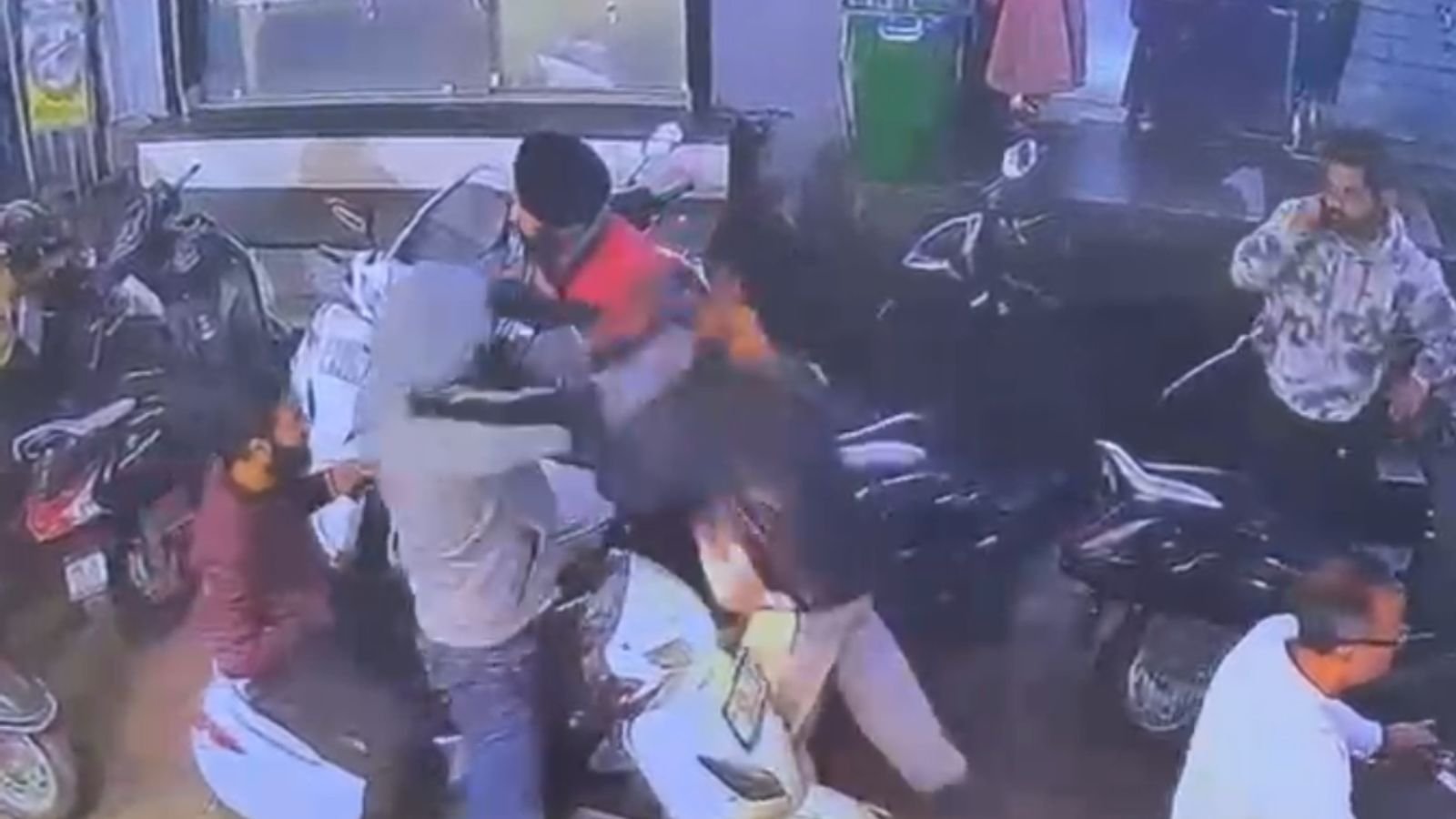 फगवाड़ा में शिवसेना नेता के बेटे पर हुए हमले की सीसीटीवी आई सामने, देखें कैसे भरे बाजार हुई लड़ाई