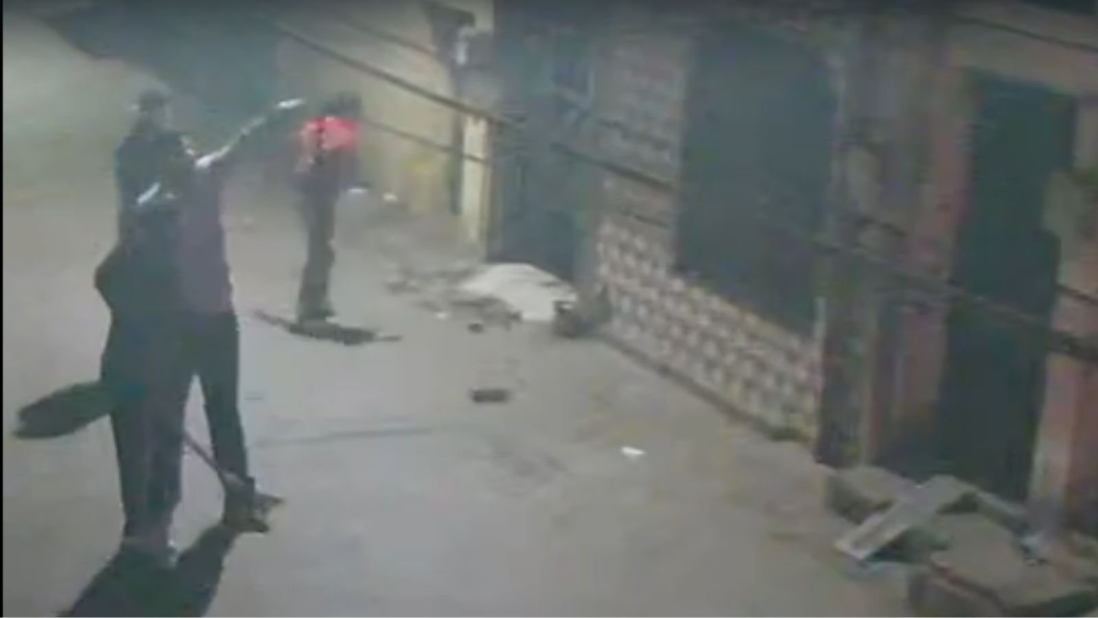 जालंधर में कानून की धज्जियां उड़ाईं: तेजधार हथियारों के साथ हंगामा, पड़ोसी दहशत में!, देखें Video