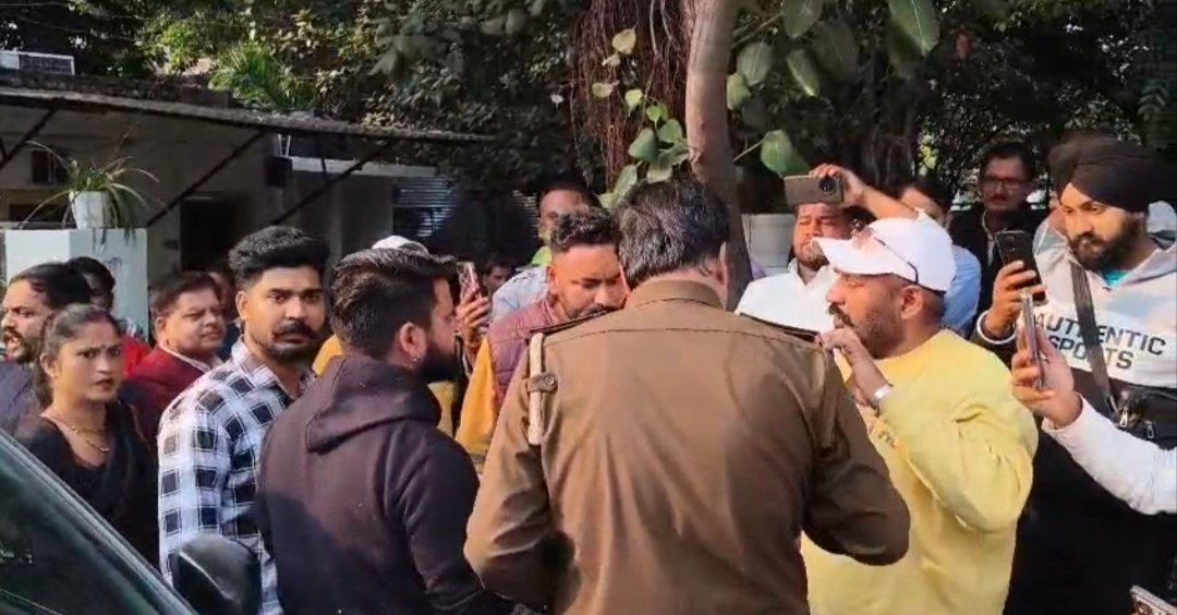 ड्रोन चोरी के मामले में युवक को हिरासत में लेने पर स्वजन का हंगामा   पुलिस की गाड़ी से उतारा-स्वजन बोले-बेटे का चोरी से कोई लेना-देना नहीं, फंसाया जा रहा  पढ़ें पूरी खबर 