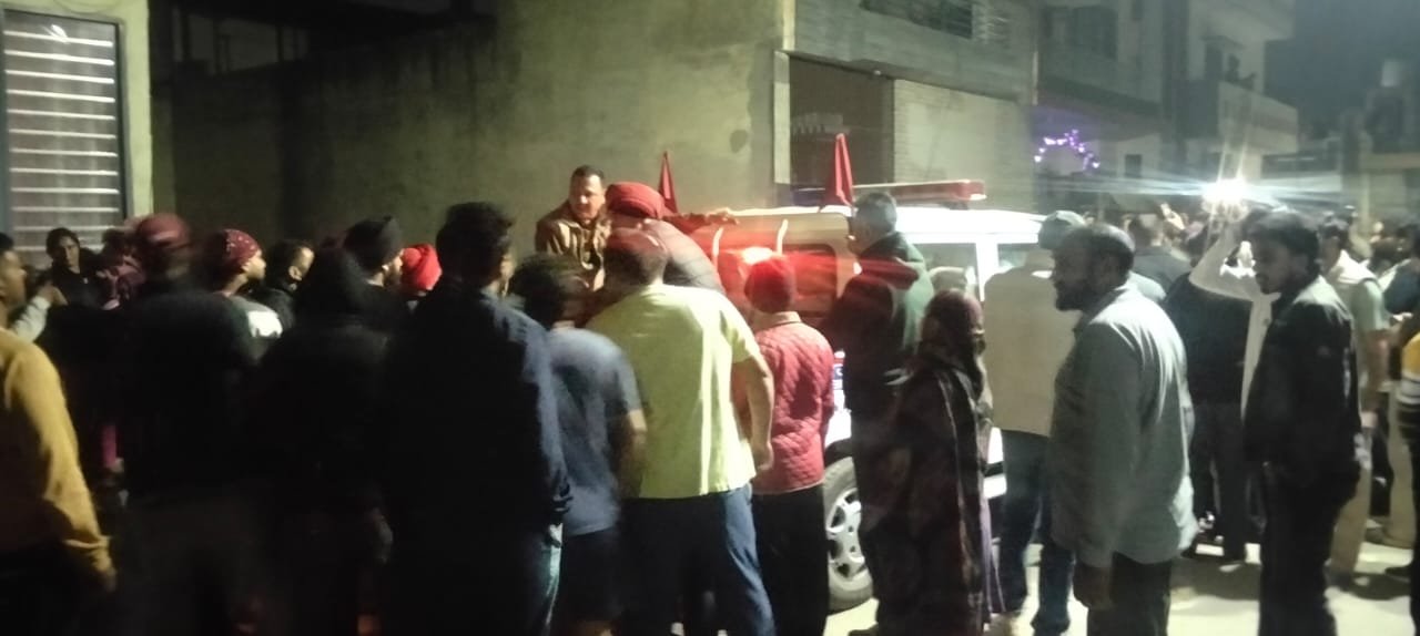 जालंधर में पड़ोसी के घर के बाथरूम में मिला मासूम बच्ची का शव  भीड़ ने घर के मालिक को पीटा  पढ़ें पूरी खबर