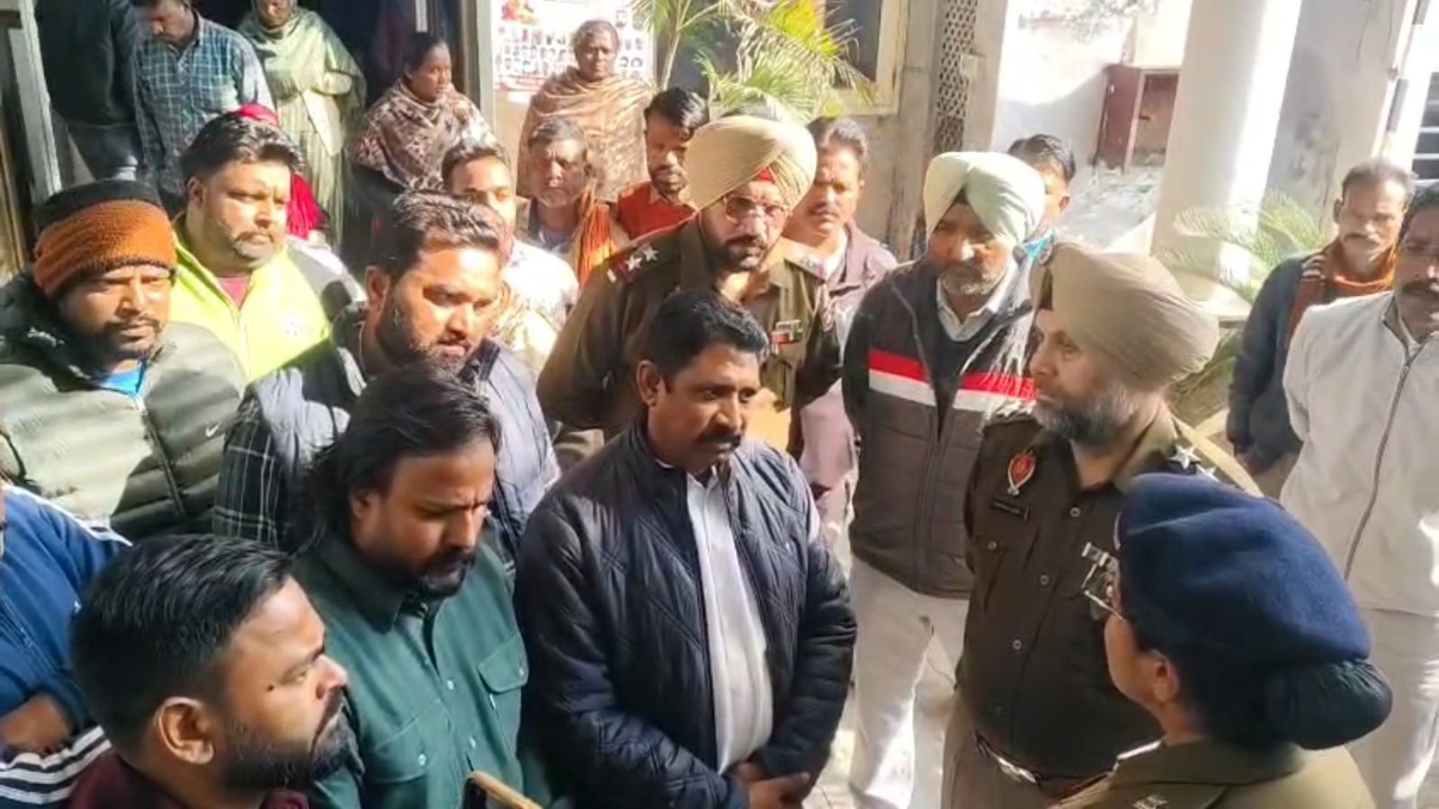 जालंधर में नगर निगम मुलाजिमों की हड़ताल, श्रीराम चौक पर दिया धरना, ट्रैफिक जाम 