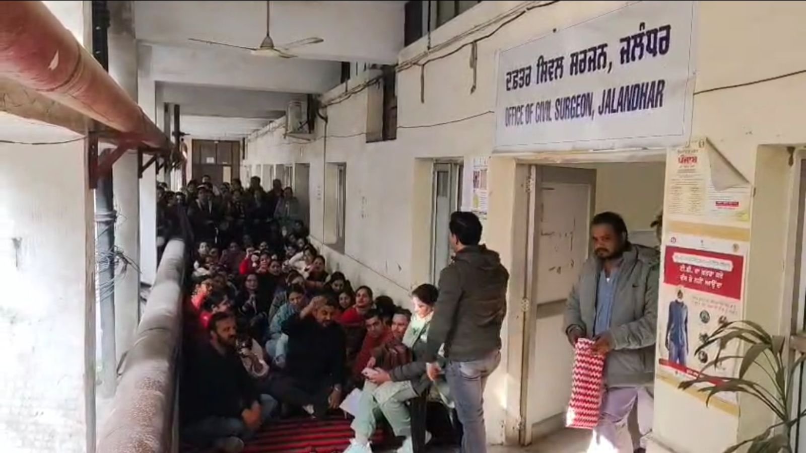 पंजाब में स्वास्थ्य सेवाएं ठप! NHM कर्मचारियों की हड़ताल तीसरे दिन, मरीज बेहाल; देखें Video