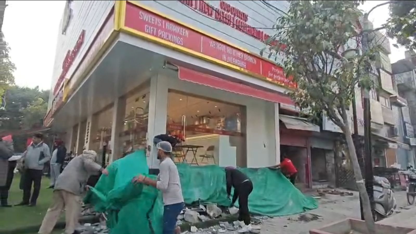 जालंधर में बंसल स्वीट्स पर ताबड़तोड़ कार्रवाई! नगर निगम का चला पीला पंजा, देखें Video