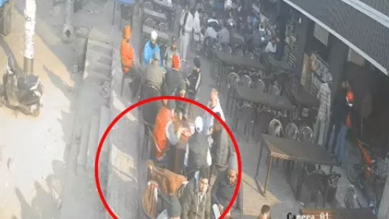 अमृतसर में चाय की दुकान से युवक का पर्स ले भागा कुत्ता, CCTV में कैद हुई ग़जब चोरी, देखें Video