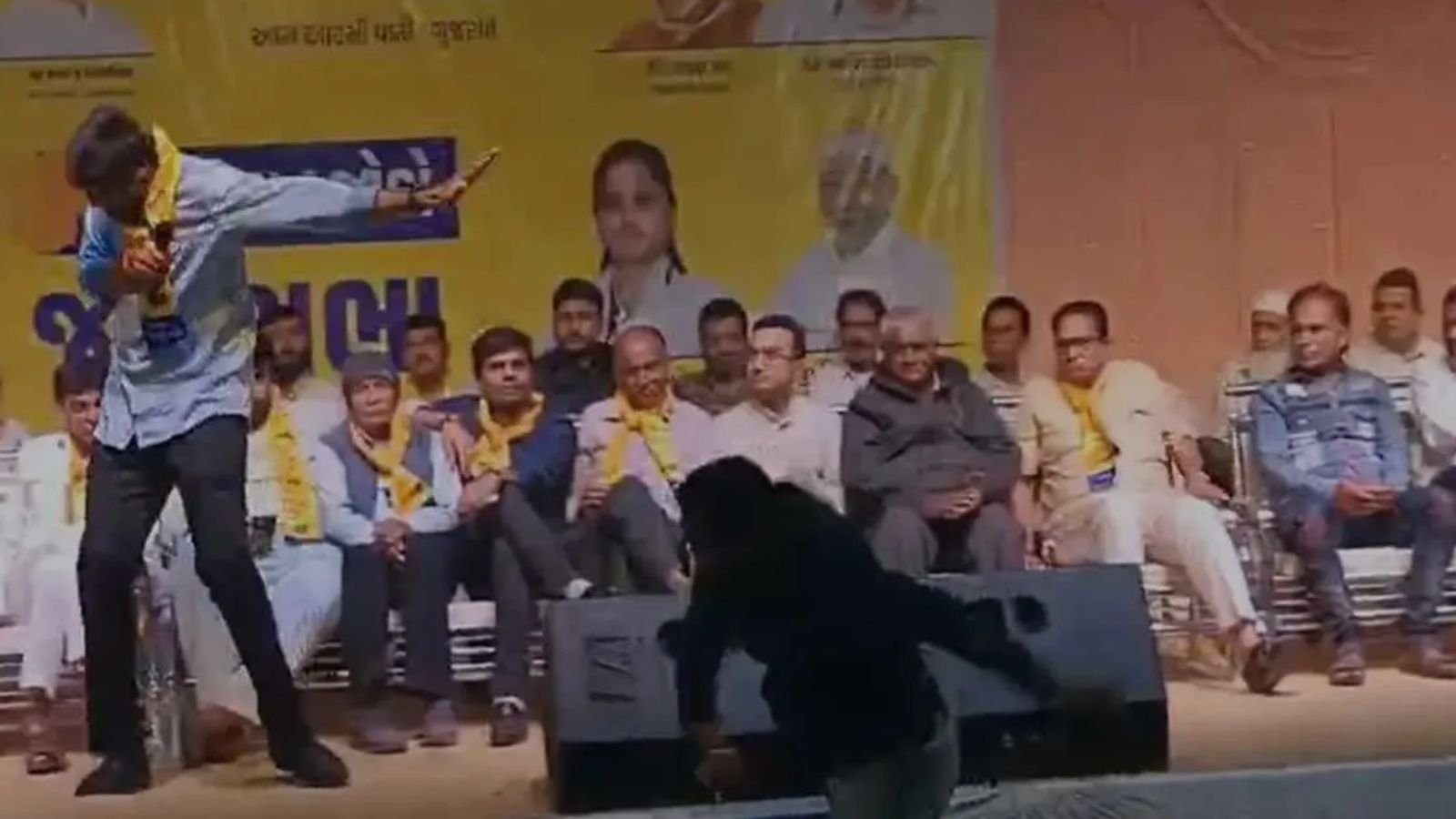 रैली के दौरान AAP विधायक पर जूते से हमला, घटना के बाद मची अफरा-तफरी