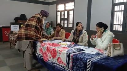 पंजाब ज़िला परिषद चुनाव : EVM नहीं, बैलेट पेपर से हो रहा चुनाव, लेकिन इस जिले में मच गया बवाल