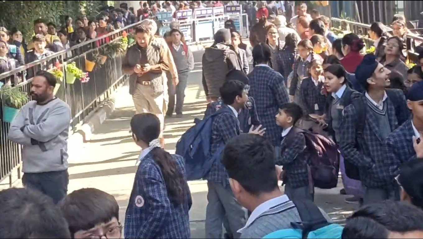 BREAKING : जालंधर में बम धमकी से हड़कंप! KMV और नामी स्कूल खाली, पुलिस अलर्ट मोड में